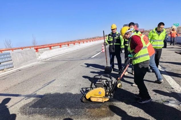 這場路面坑槽修補(bǔ)新材料試用觀摩會(huì)有看點(diǎn)